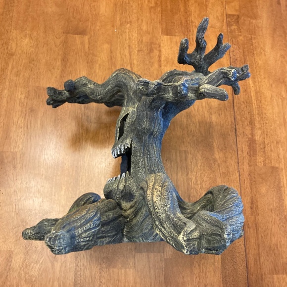 Large scary tree - Picture 2 of 4